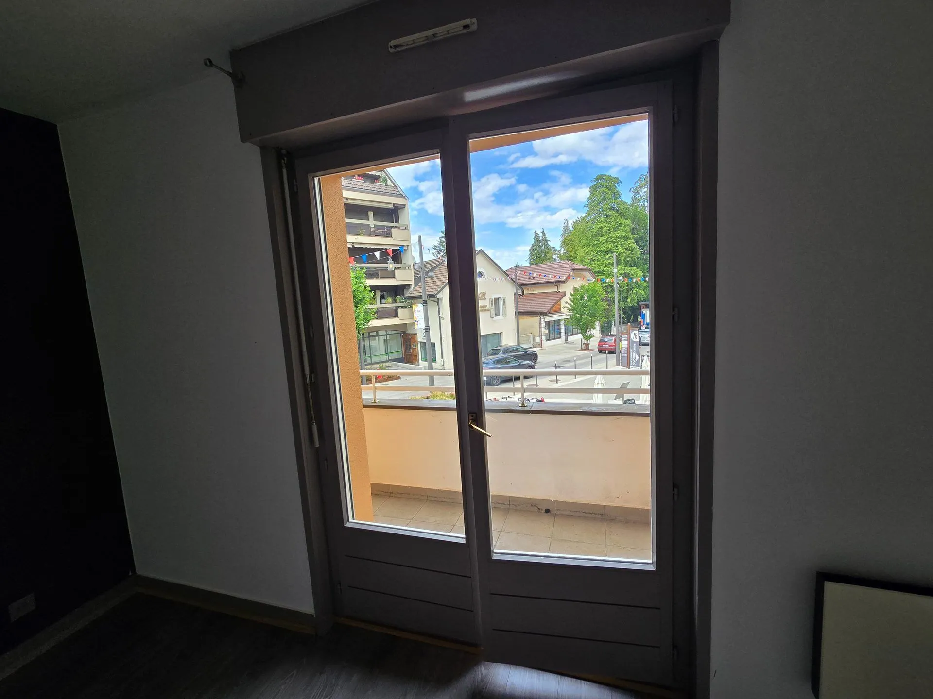 Séjour de l’appartement avant les travaux, côté balcon