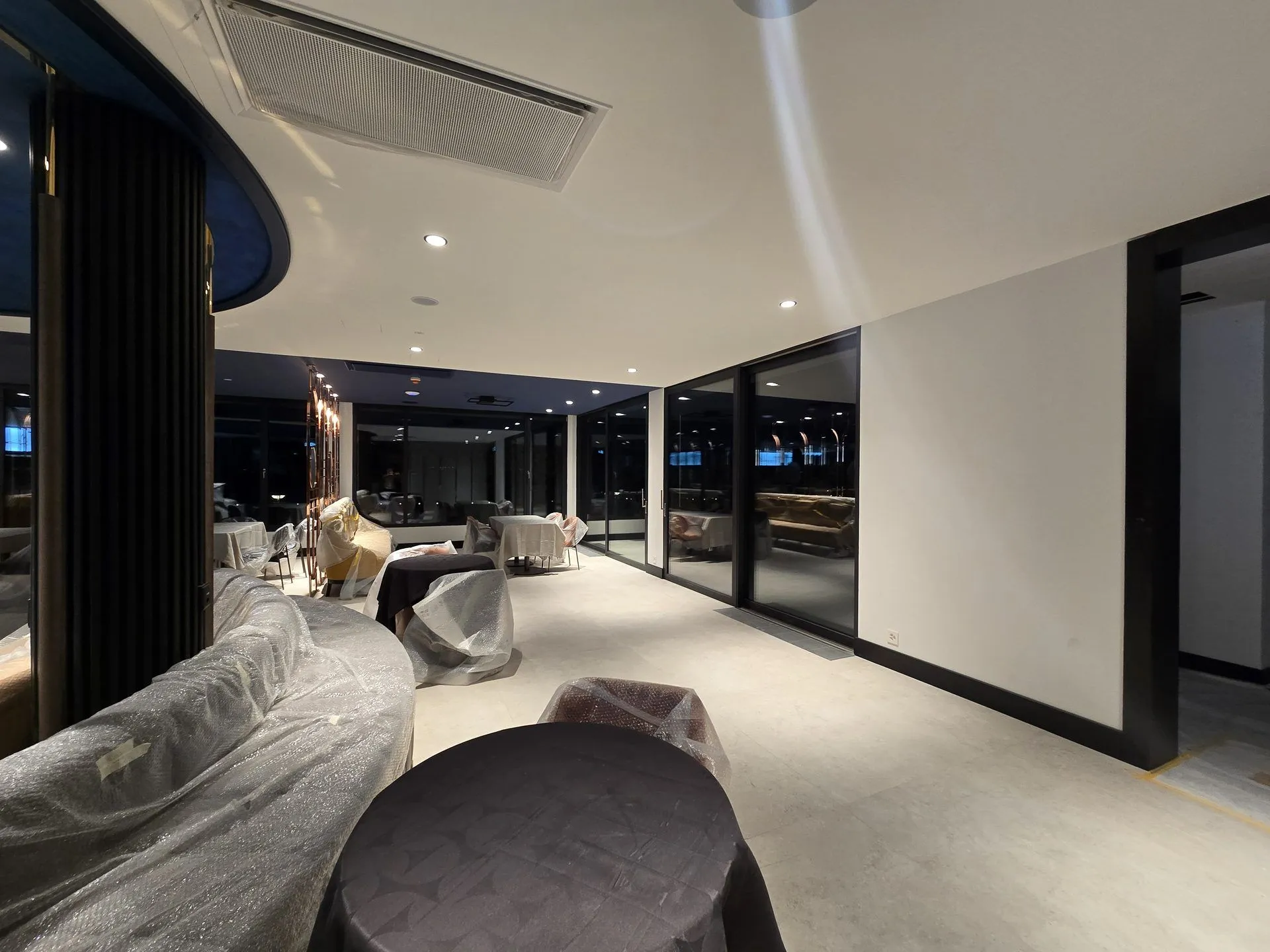 Salon de l’Hôtel Beau-Rivage, mobilier protégé pendant les travaux