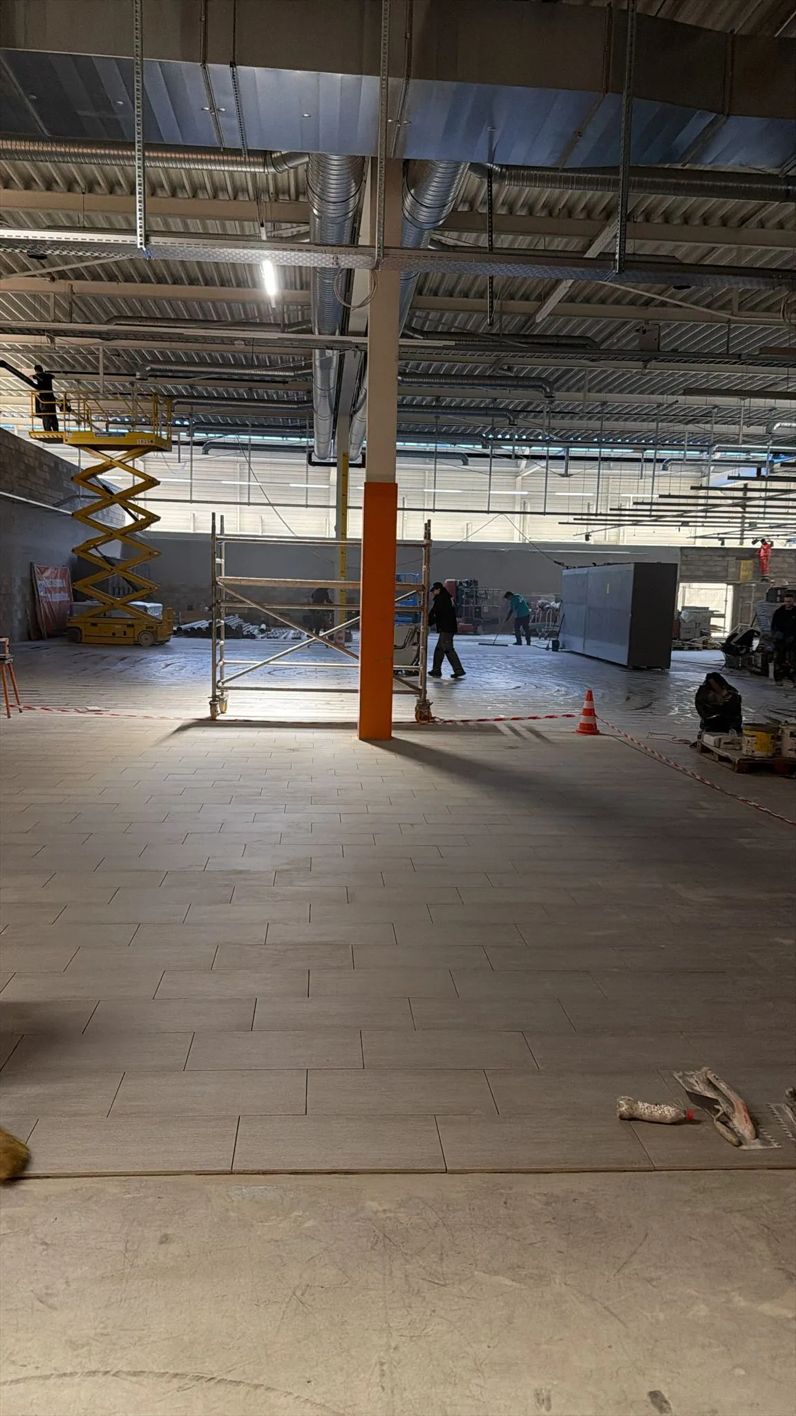 Surface de vente en travaux, carrelage posé sur une grande longueur