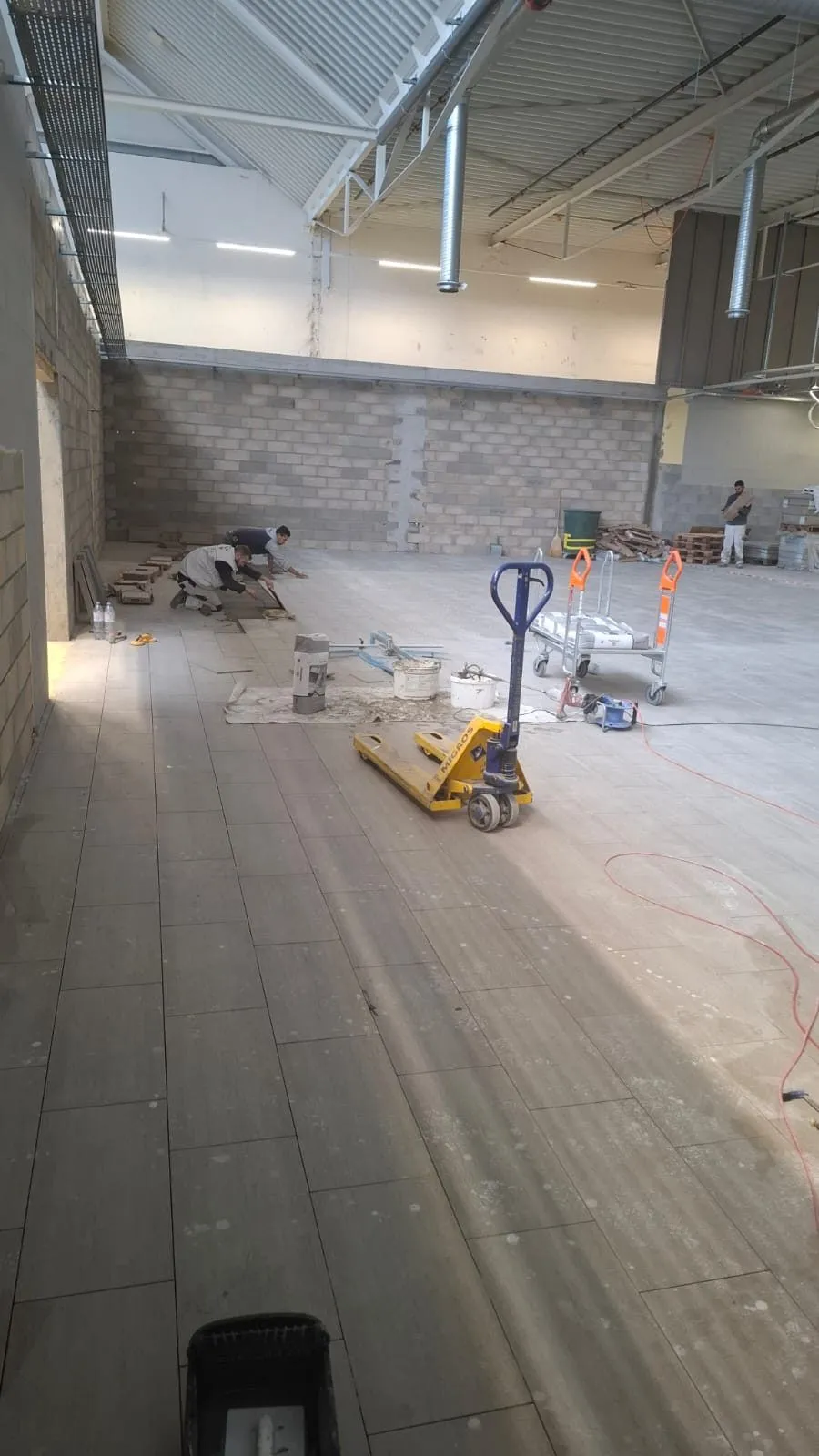 Pose du carrelage avec palettes de carreaux dans le magasin