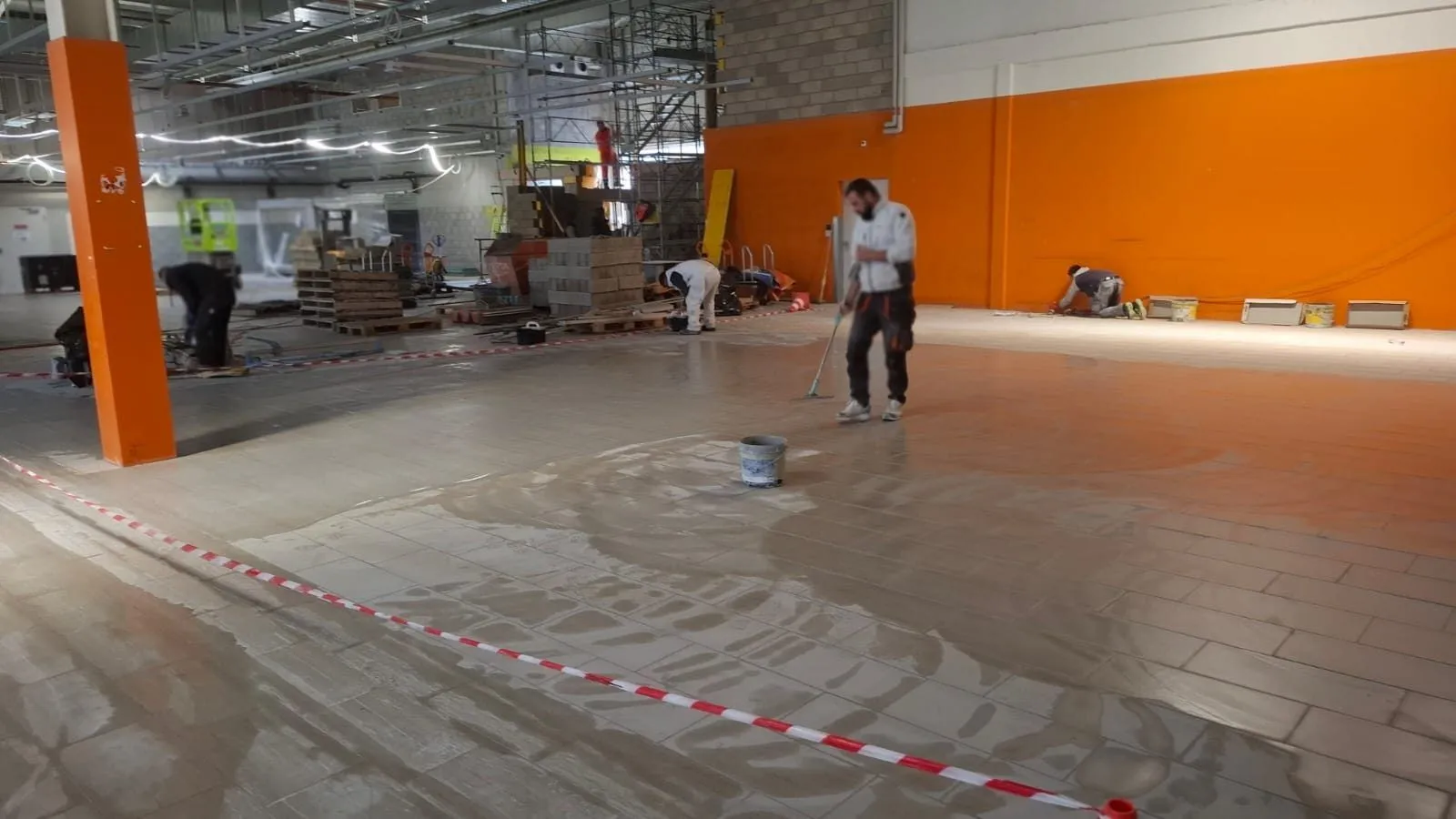 Pose de carrelage grand format dans la surface de vente Migros / OBI à Renens