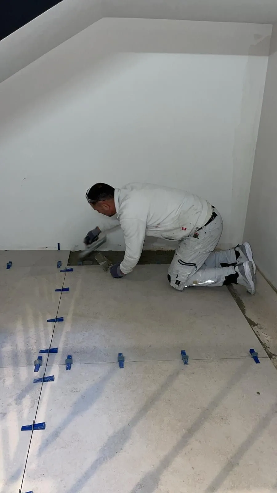 Implantation du carrelage de l’entrée d’une concession à Etoy