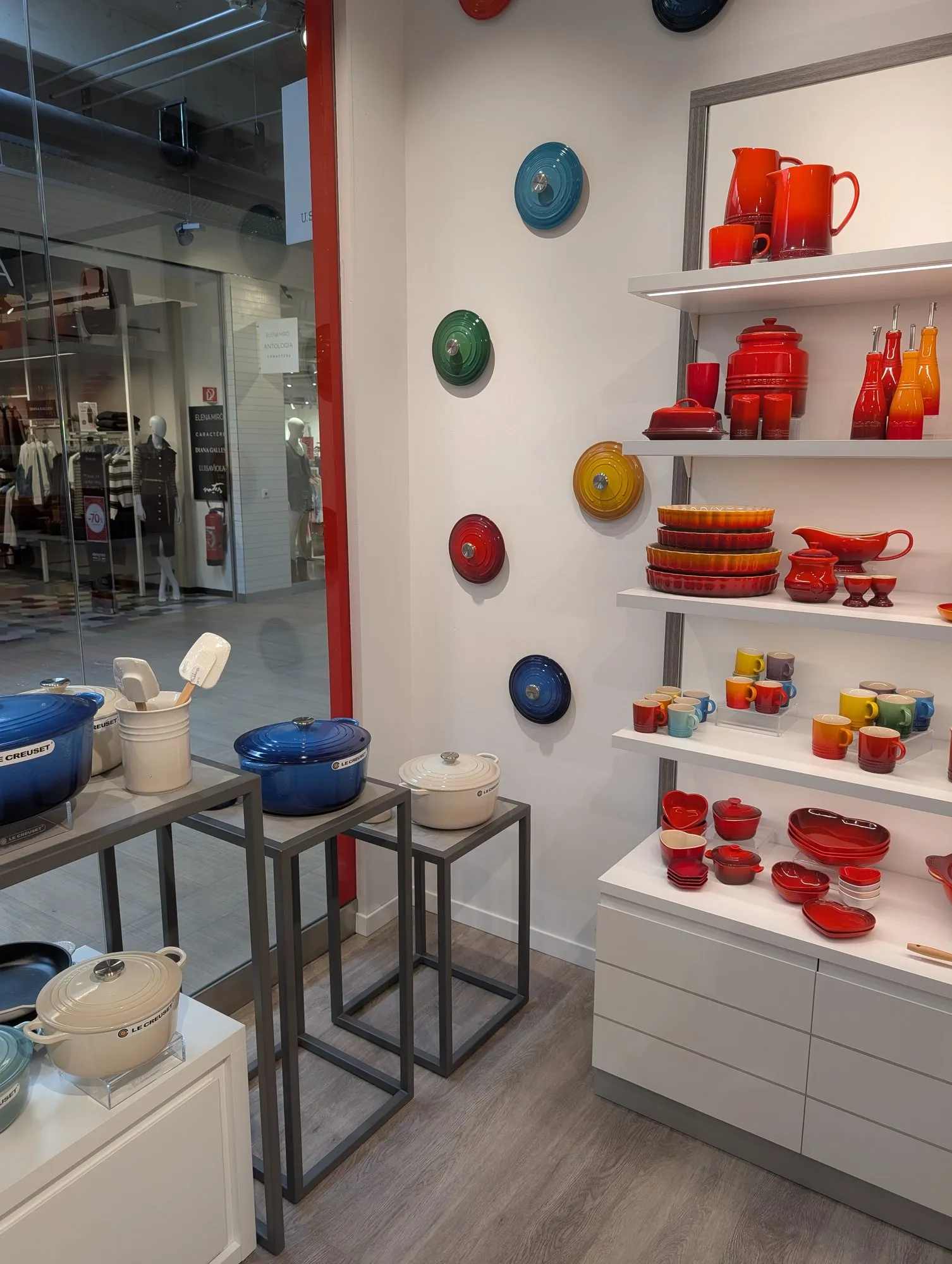 Mur de couvercles en fonte émaillée près de la vitrine