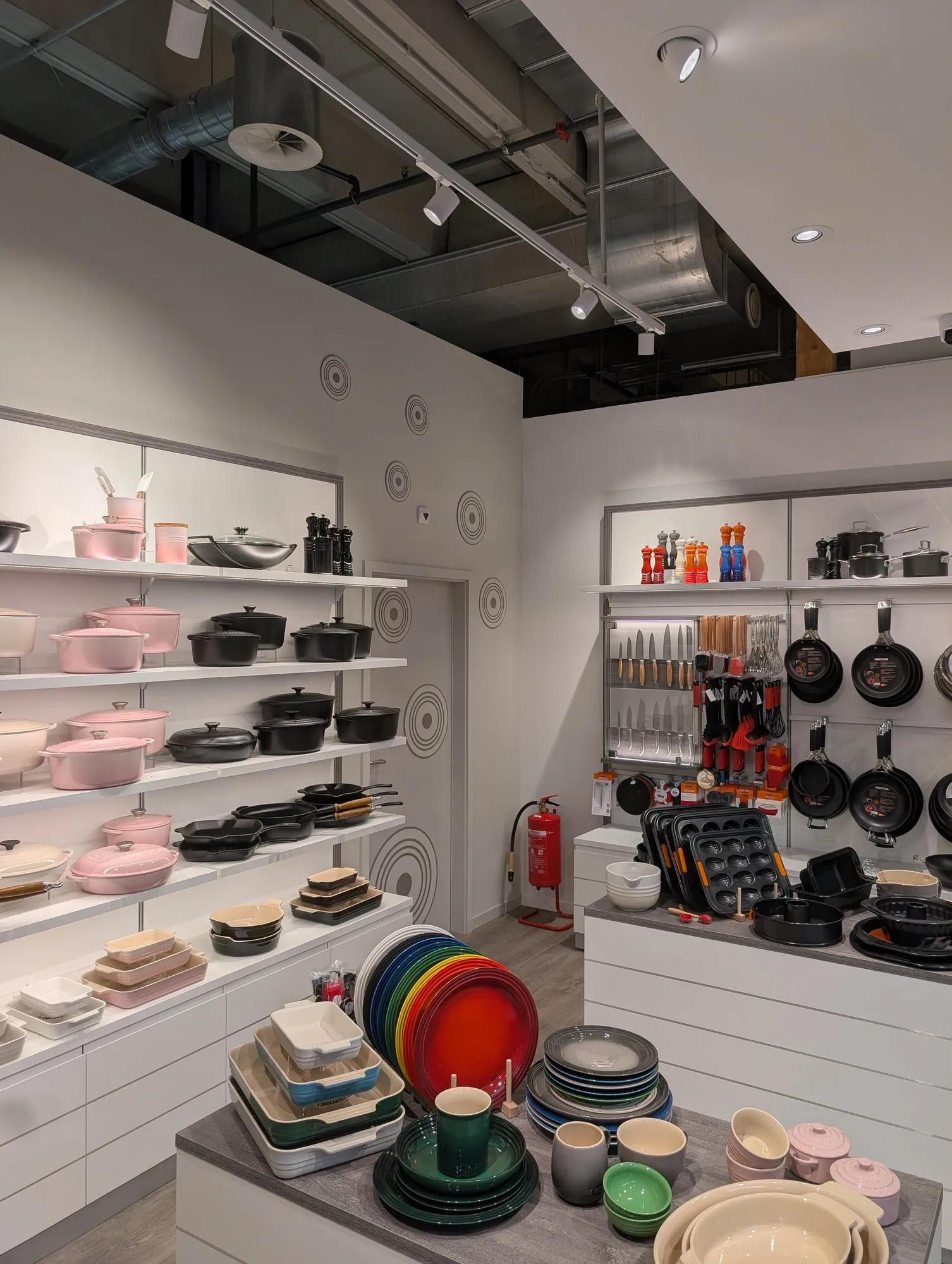 Zone en plafond ouvert avec rail électrifié et projecteurs orientables