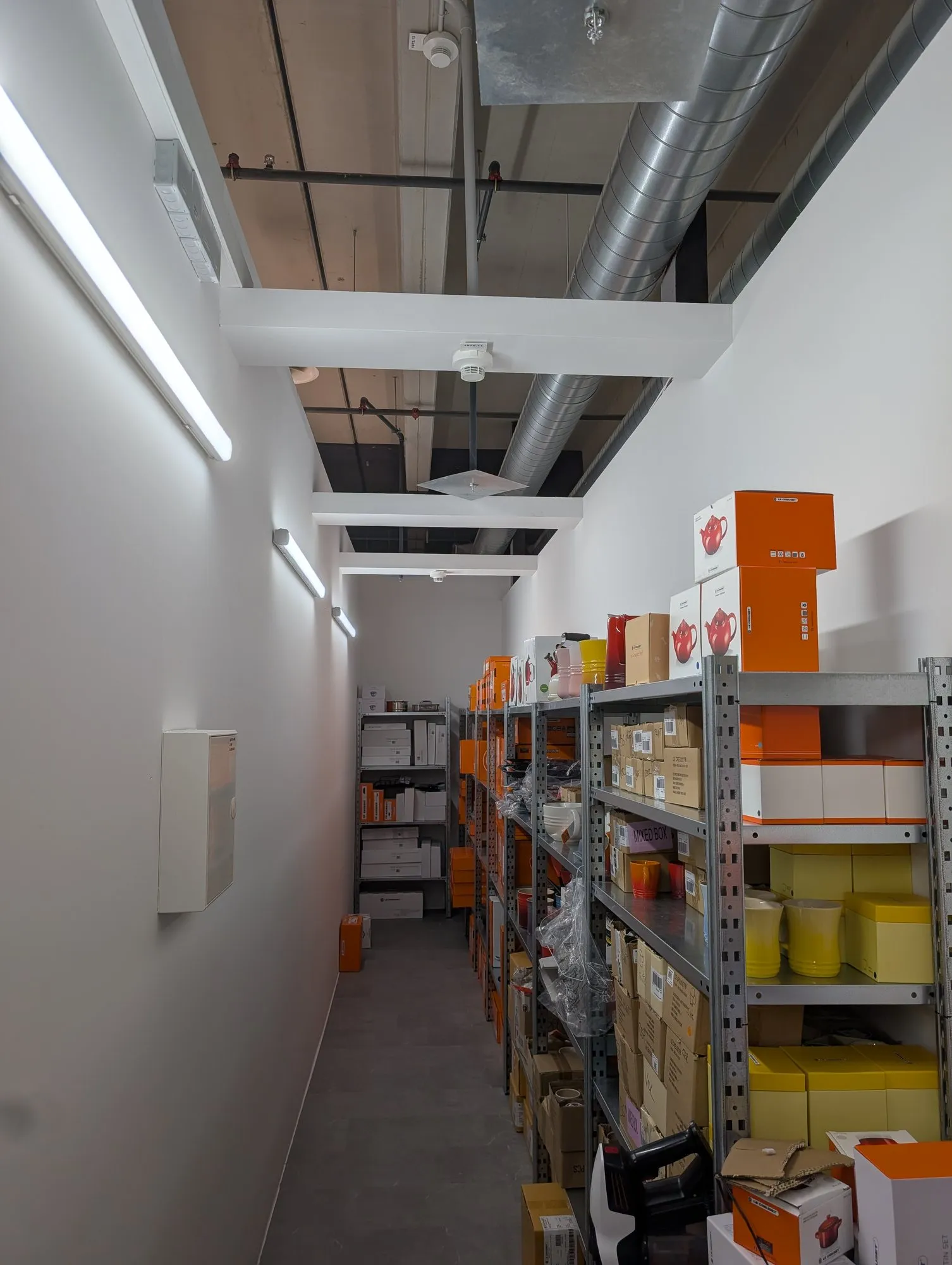 Réserve avec rayonnages et éclairage LED linéaire