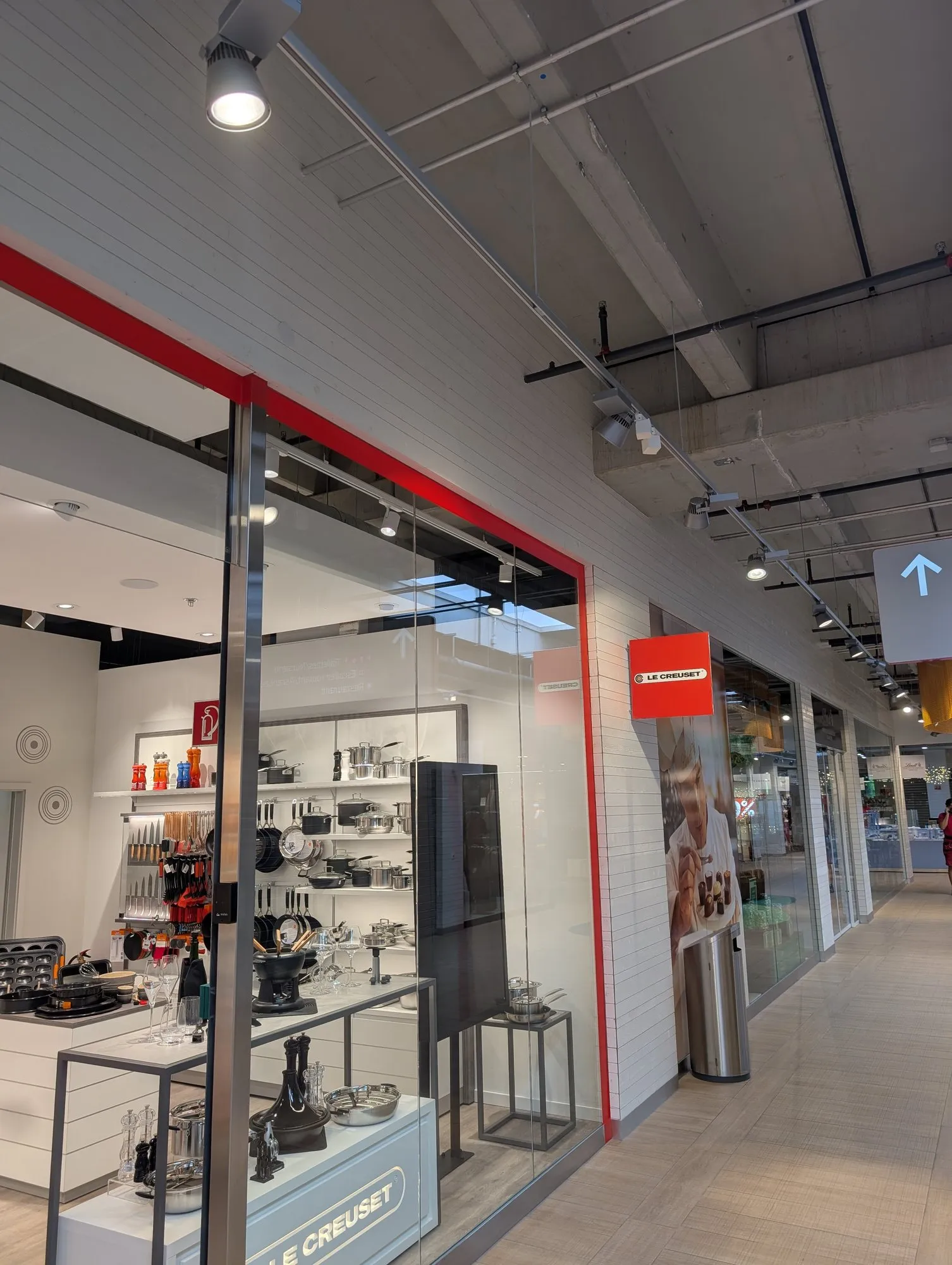 Vitrine de la boutique vue depuis la galerie, cadre rouge