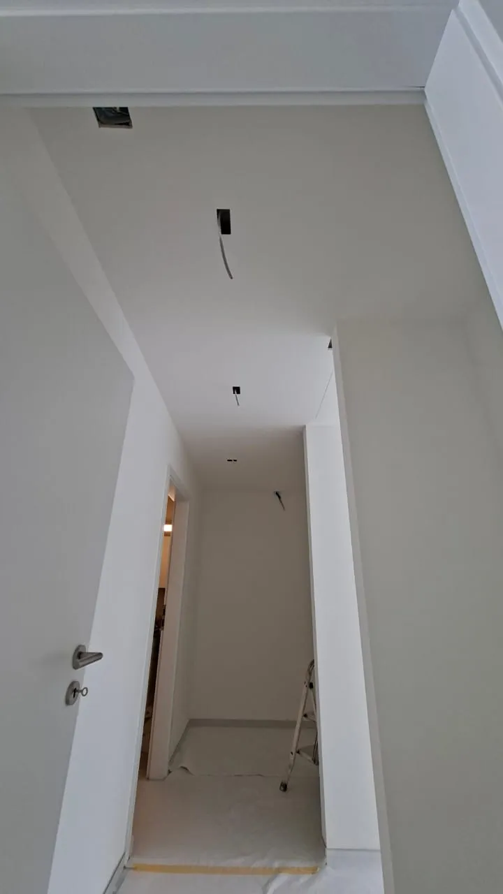 Couloir de l’appartement avec plafond et découpes des spots