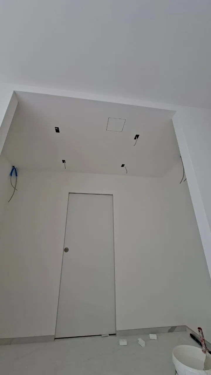 Faux-plafond d’une chambre avec découpes des spots, avant la peinture finale