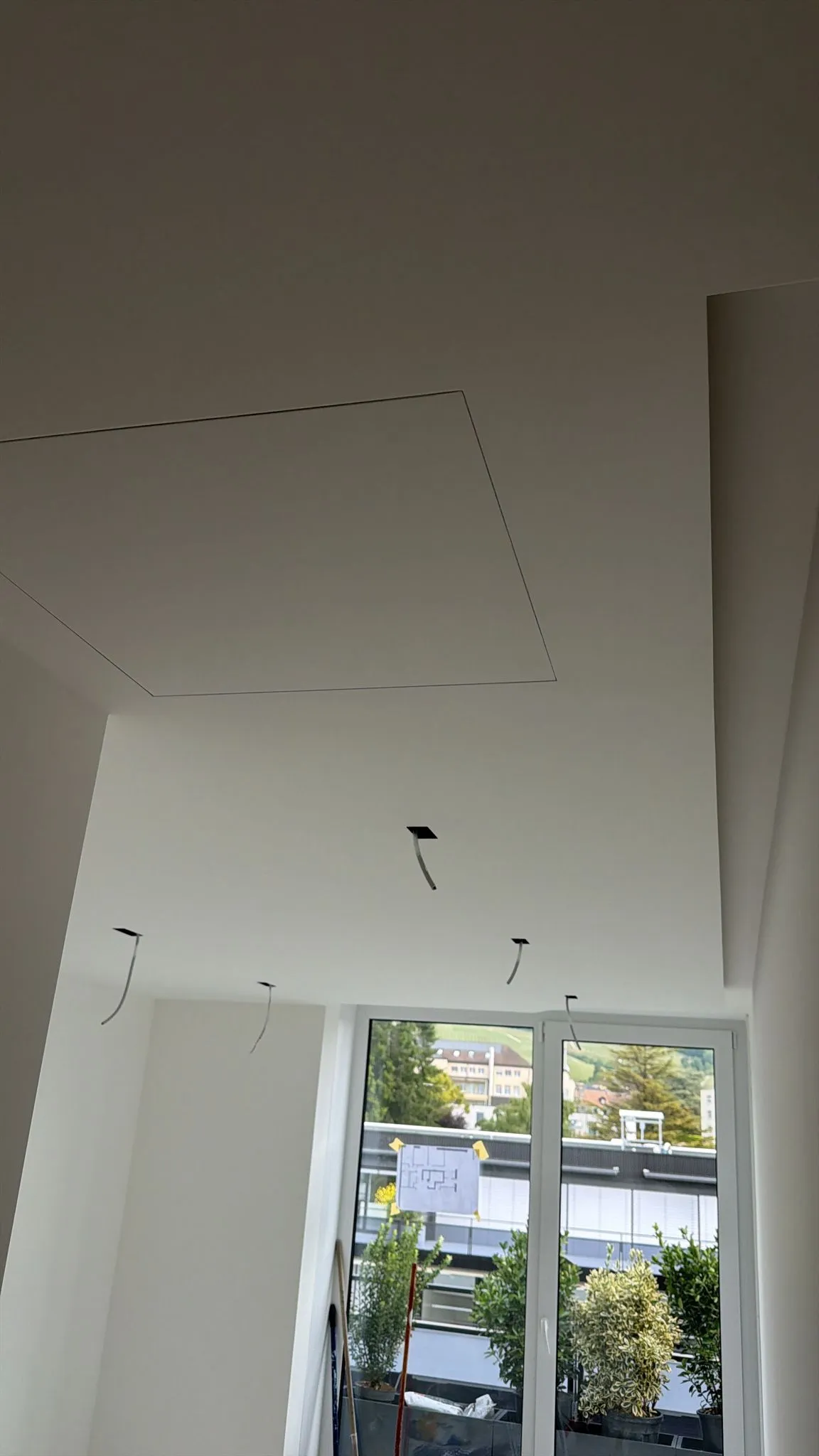 Faux-plafond à décrochés avant la pose des spots, dans un appartement de La Baie d’Opale à Rolle