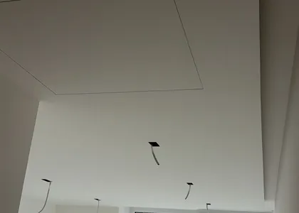 Faux-plafond neuf dans une chambre de la résidence La Baie d’Opale à Rolle