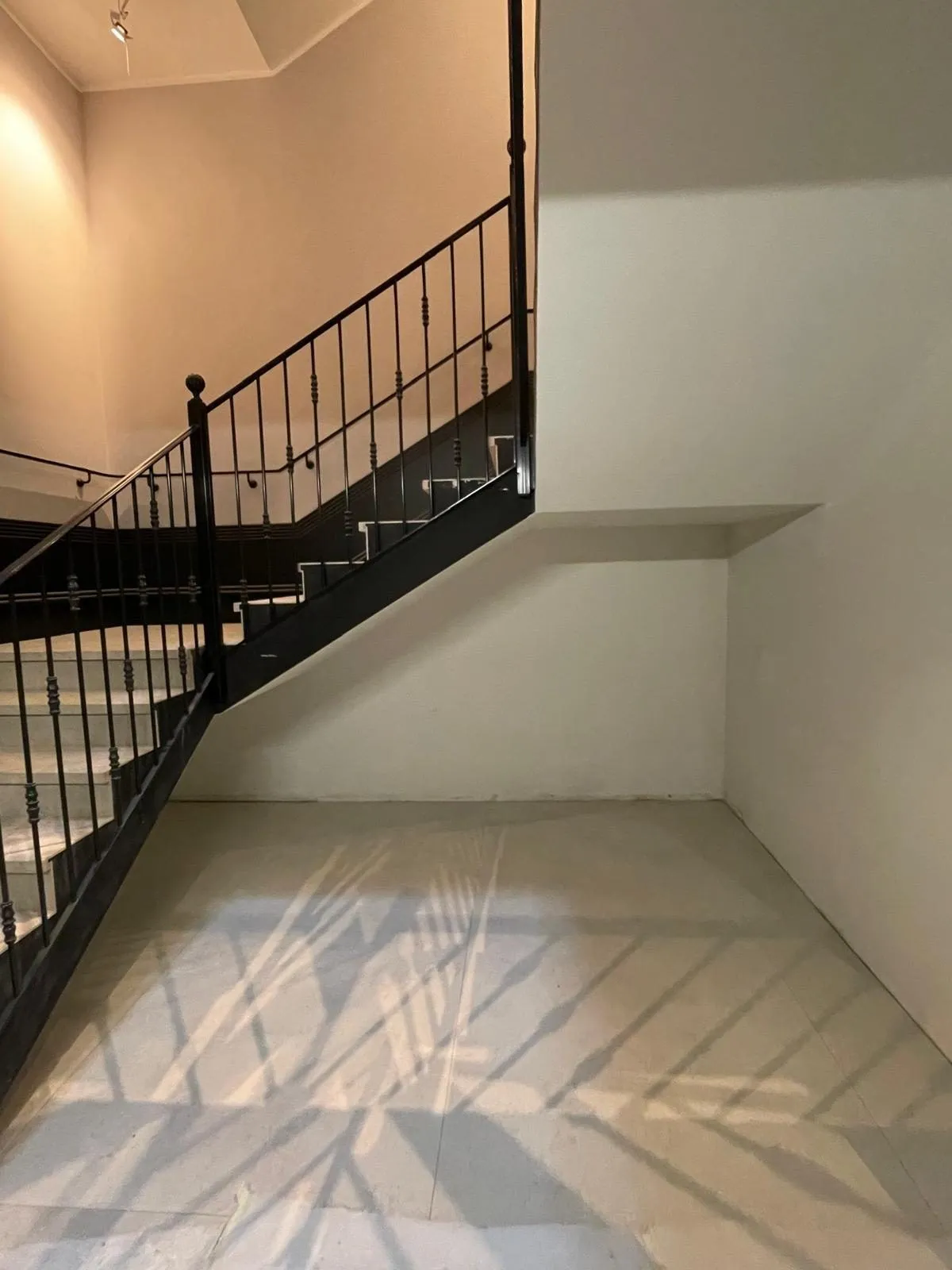 Escalier de l’Hôtel Beau-Rivage à Nyon après les travaux de plâtrerie et de peinture