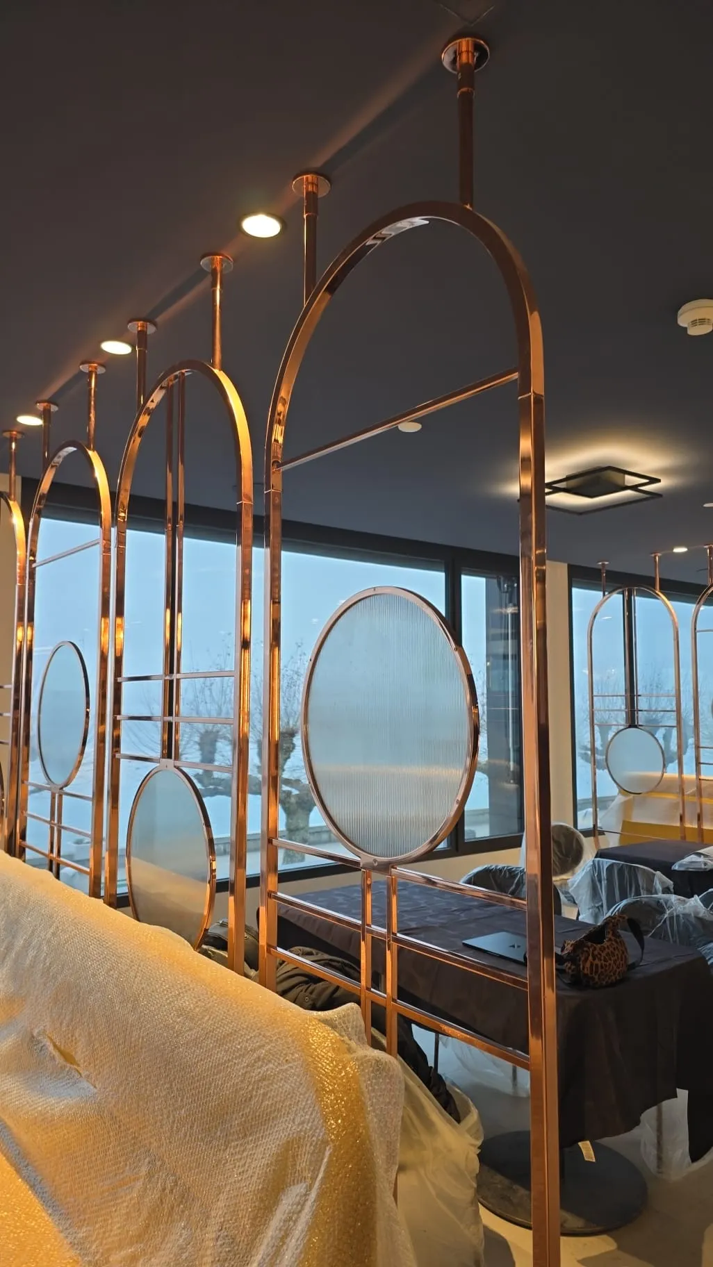 Restaurant de l’hôtel avec cloisons en laiton, protégé pendant les travaux