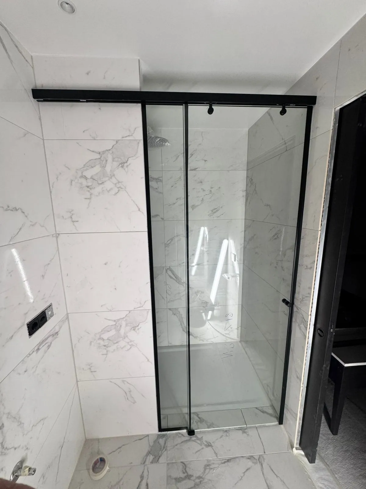 Douche en marbre blanc veiné avec paroi vitrée, Hôtel Beau-Rivage