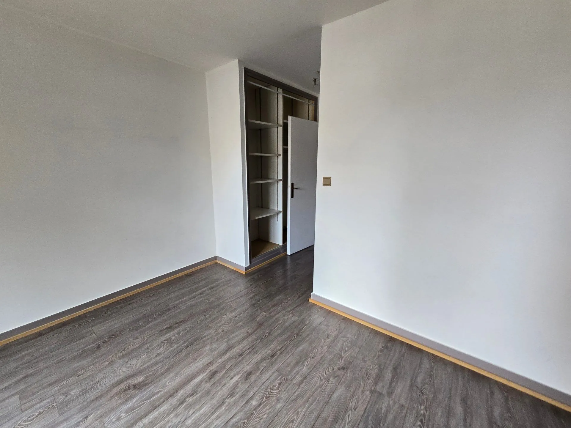 Chambre repeinte avec bibliothèque encastrée