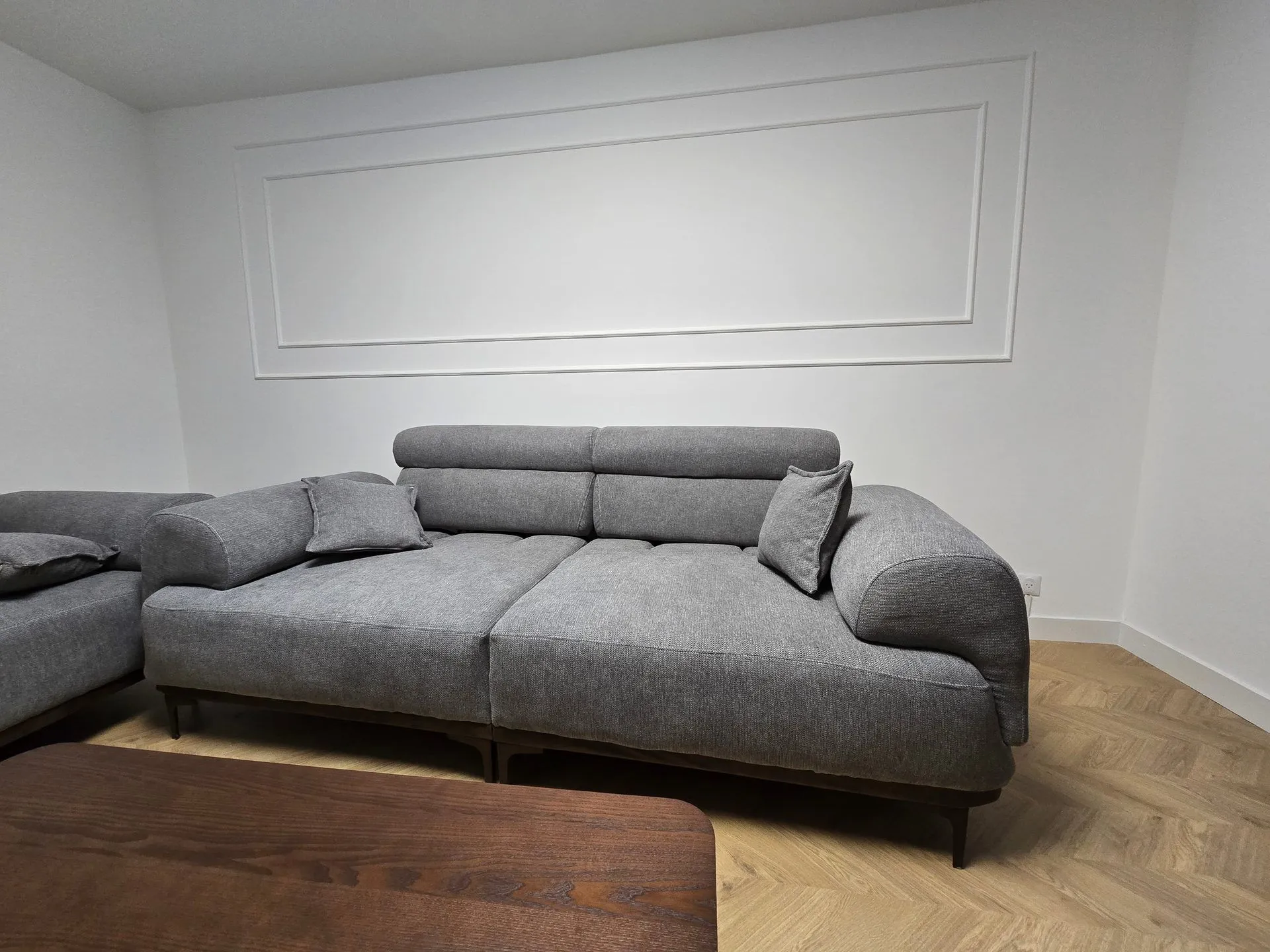 Moulures murales et parquet en chevrons dans le salon