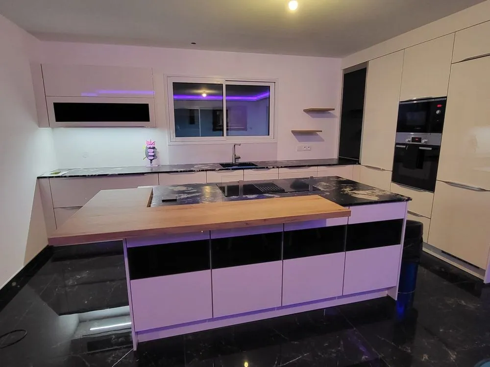 Îlot central en granit dans un intérieur rénové par BNG Rénovation