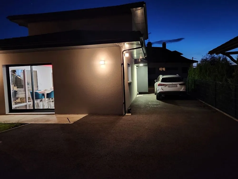 Villa rénovée de nuit avec éclairage chaleureux, BNG Rénovation