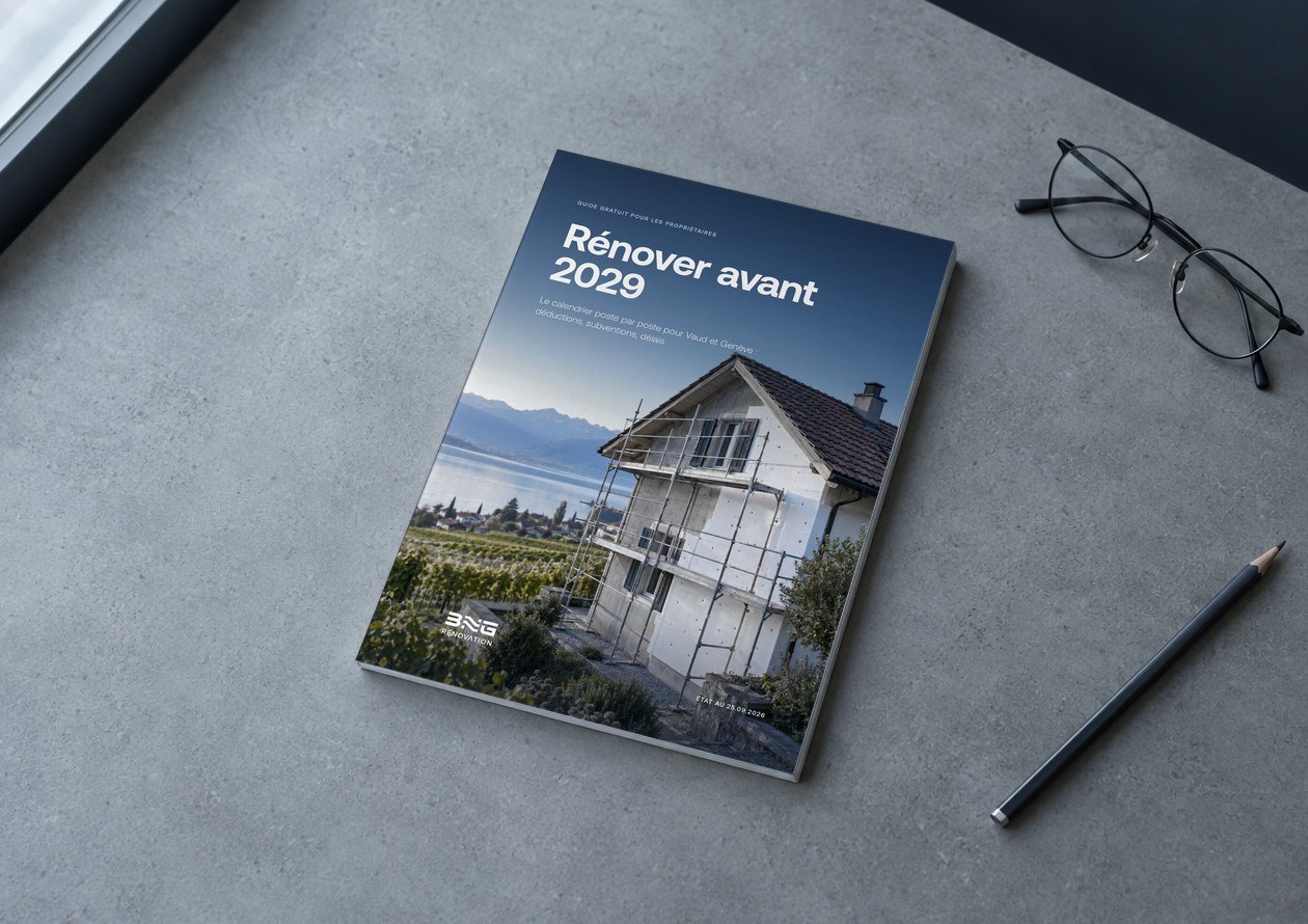 Le guide Rénover avant 2029 de BNG Rénovation imprimé, posé sur un plan de travail