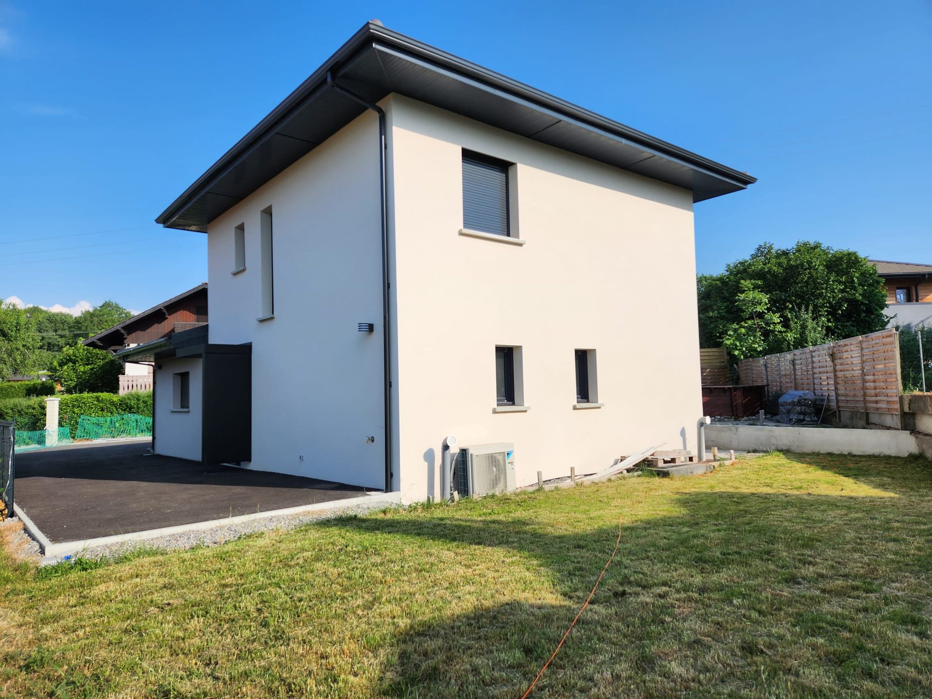 Façade de maison avant et après ravalement par BNG Rénovation, enduit minéral appliqué sur la commune d'Etoy