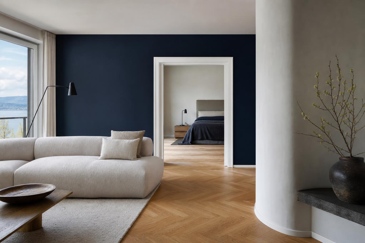 Intérieur rénové par BNG Rénovation : mur navy, plâtrerie lissée et parquet chêne, arc lémanique